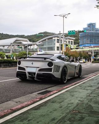 Ferrari F12 Fiber Carbon body Kit F12 Novitec N-largo gaya depan dan belakang bumper roda lengkungan F12 depan lip diffuser spoiler