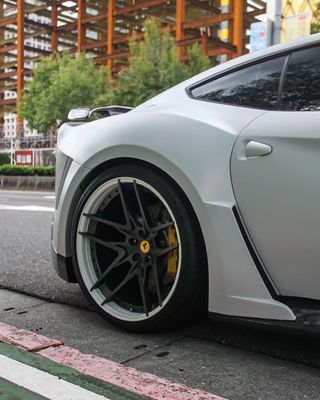 Ferrari F12 Fiber Carbon body Kit F12 Novitec N-largo gaya depan dan belakang bumper roda lengkungan F12 depan lip diffuser spoiler
