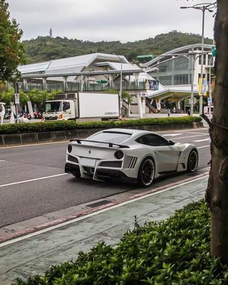 Ferrari F12 Fiber Carbon body Kit F12 Novitec N-largo gaya depan dan belakang bumper roda lengkungan F12 depan lip diffuser spoiler