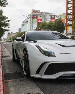 Ferrari F12 Fiber Carbon body Kit F12 Novitec N-largo gaya depan dan belakang bumper roda lengkungan F12 depan lip diffuser spoiler