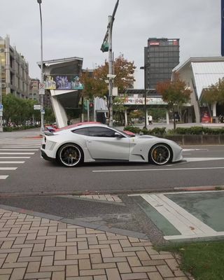 Ferrari F12 Fiber Carbon body Kit F12 Novitec N-largo gaya depan dan belakang bumper roda lengkungan F12 depan lip diffuser spoiler