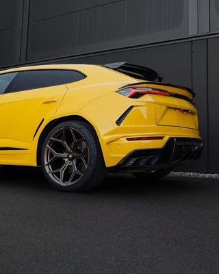 Yellow Lamborghini Urus Body Kit Karbon Fiber Lip Depan Mobil Mewah Diffuser Widebody Kit
