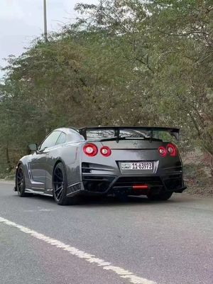 Untuk Nissan GTR R35 Carbon Fiber Body Kit GTR Upgraded Top Style Carbon Fiber Bagian depan dan belakang Bumper Side Skirt Spoilers