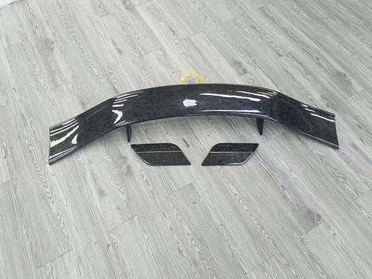 Bright Black Aston Martin Body Kit DBX MSY Gaya Karbon Serat Spoiler Wing