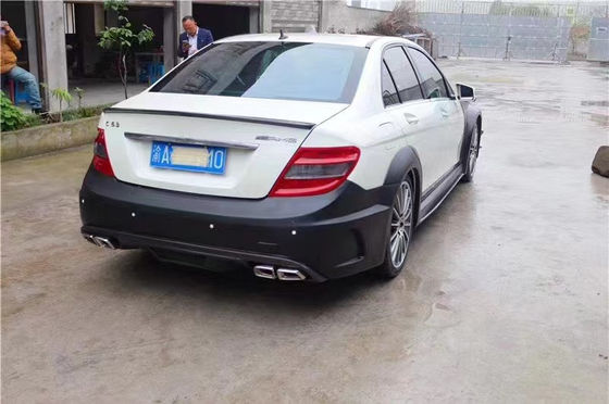 Untuk Mercedes W204 C63 Body Kit W204 Upgraded Black Series Style Bagian depan dan belakang Bumper Hood Widebody Kit