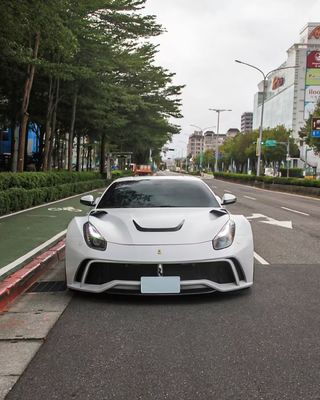 Ferrari F12 Fiber Carbon body Kit F12 Novitec N-largo gaya depan dan belakang bumper roda lengkungan F12 depan lip diffuser spoiler